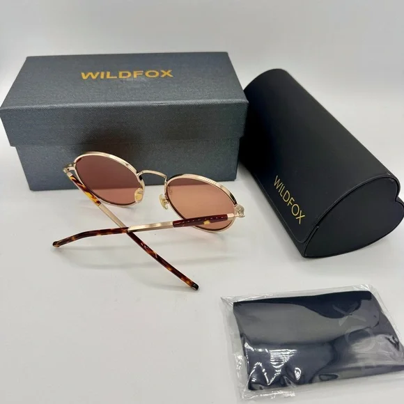 NWT Wildfox Dakota Deluxe Sunglasses Classic Round Gold NEW with case and cloth